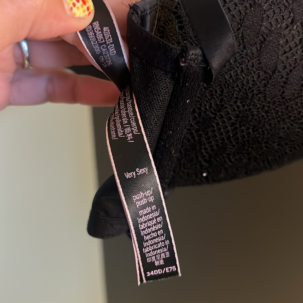 1 hour sale. Victoria’s Secret, 34DD, black bra, cage, gold rings, lift, sexy - Picture 6 of 7